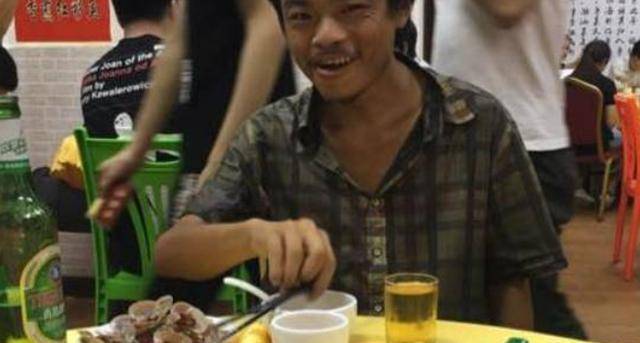 深圳三和大神,干一天玩三天,睡网吧混吃等死,抽两毛一根的散烟_年轻人