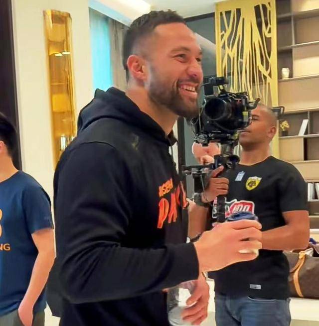 原创拳王对决在即张志磊与帕克握手暗潮汹涌预示大战一触即发