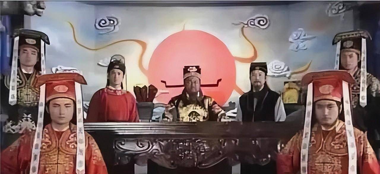 "包拯思考片刻,对农夫说:"割牛舌是一件没有好处的事情,除非是这人跟