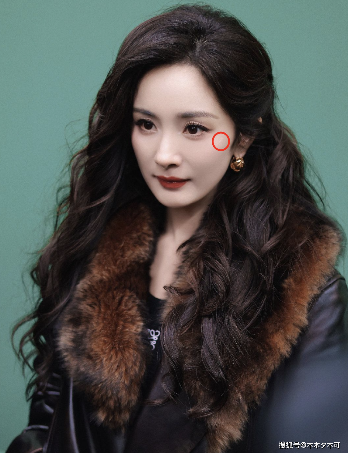 巴黎时装周:杨幂眼角伤疤明显,杨超越穿搭翻车,刘雨昕待遇高_钟楚曦