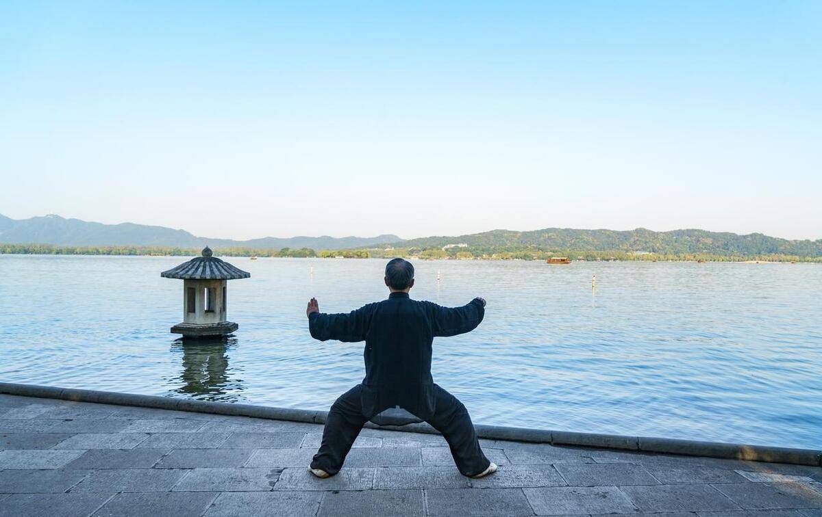 "含身材拔背"误解:应在第一腰椎到腰椎区间的"背"