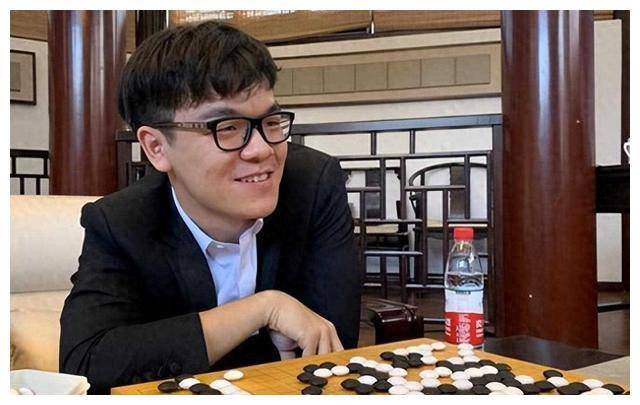 柯洁连胜300手,0.5目怒斩韩国第一!五冠王霸气登顶!