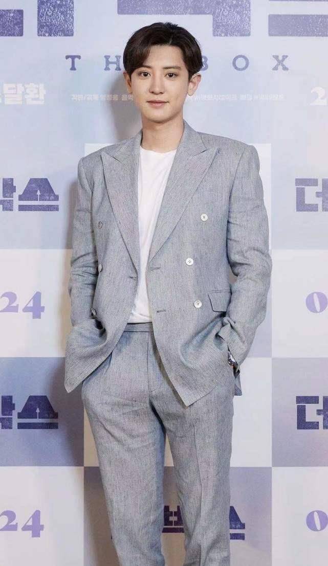 垫肩超明显的西装外套,让朴灿烈的肩膀曲线非常流畅,连后背都感觉硬朗