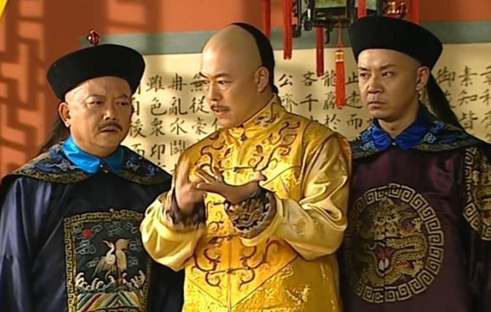 乾隆盛怒之下,便派亲信和珅等人前往云南查办李侍尧贪腐案.