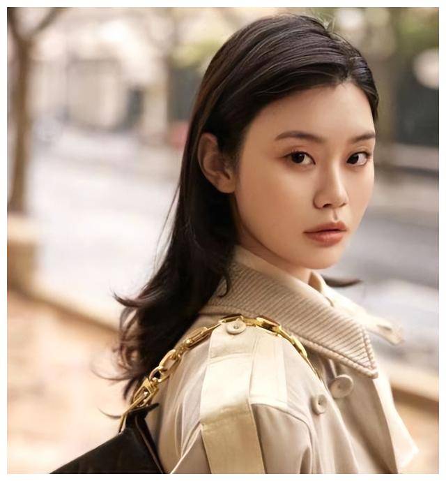 奚梦瑶携儿司机护送送4岁何广燊上学,可爱背书包,呆萌可爱.