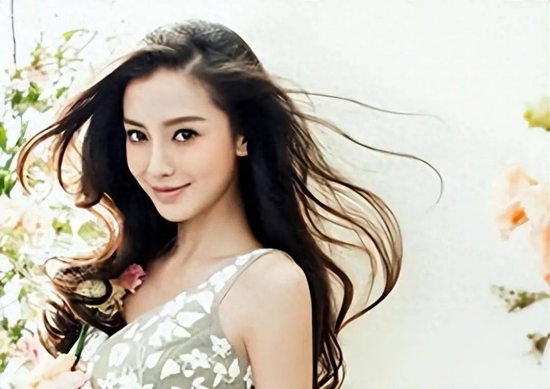 杨颖晒全家福庆生图,全家都是高颜值,小海绵在妈妈怀中超幸福_魅力