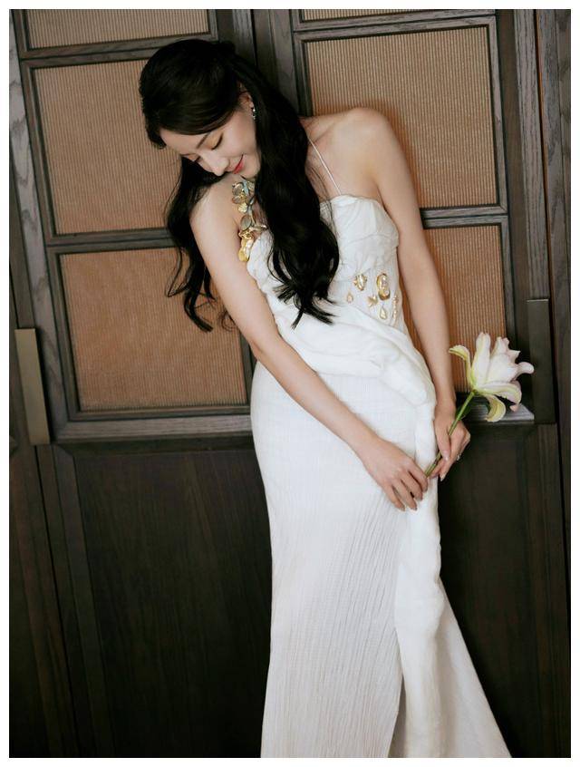 迪丽热巴闪耀登场,仙女般白裙亮相,惊艳全场_演技_表演_仙子