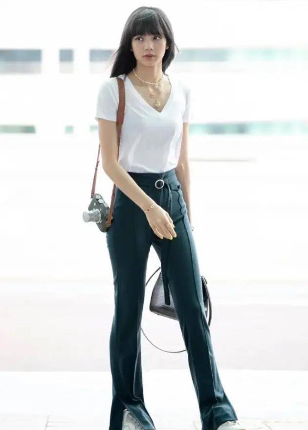 原创lisa的腿被上帝吻过穿迷你裙坐高脚椅双腿距离得有10厘米