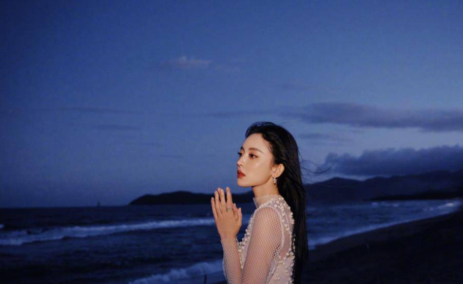 原创古力娜扎跟助理吃火锅被拍一身黑色系穿搭期间频频低头看手机