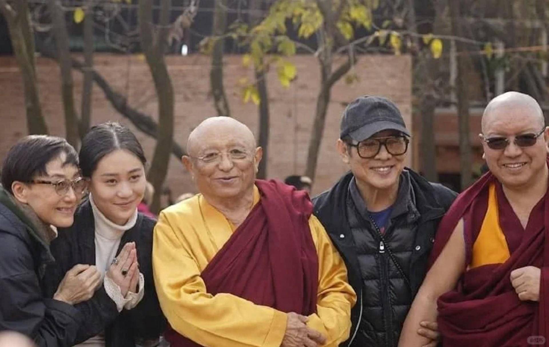 李连杰一家现身尼泊尔修行,62岁利智素颜露脸,面容消瘦