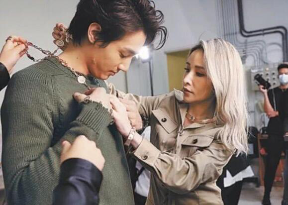 萧亚轩发文与小16岁男友分手,为了能红,男友曾累到吐血_黄皓_都会