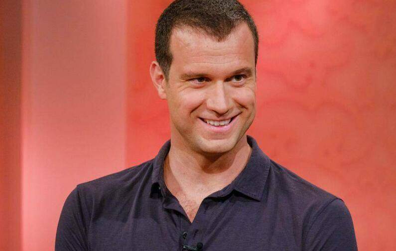 罗根就像以往他参加比赛一样,就穿条泳裤,而后入到冰面下开游.