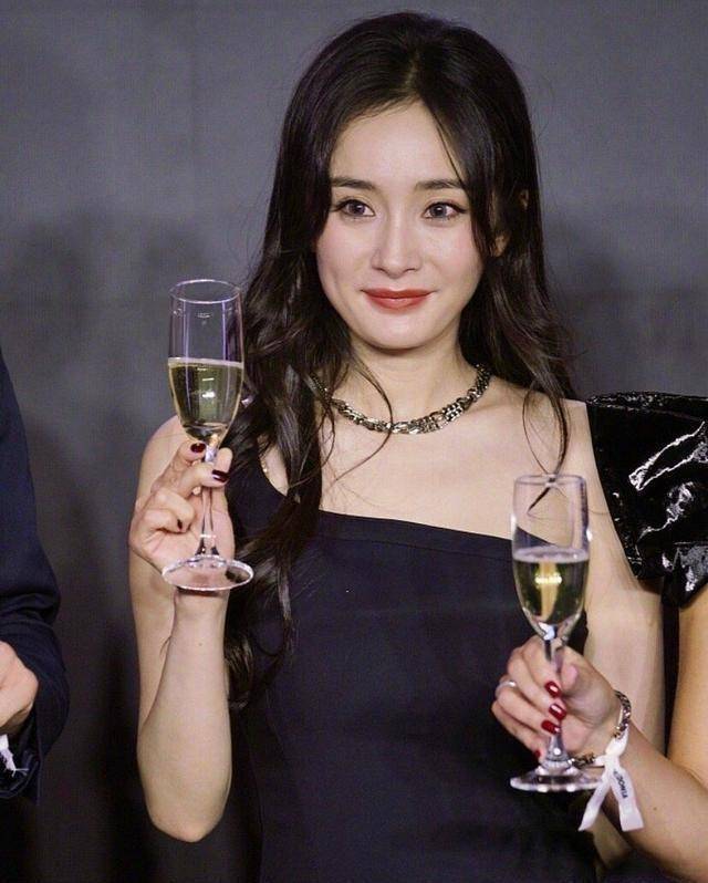 原创杨幂粉丝霸气出手生图过分p图变老变胖真实身材却可爱太多