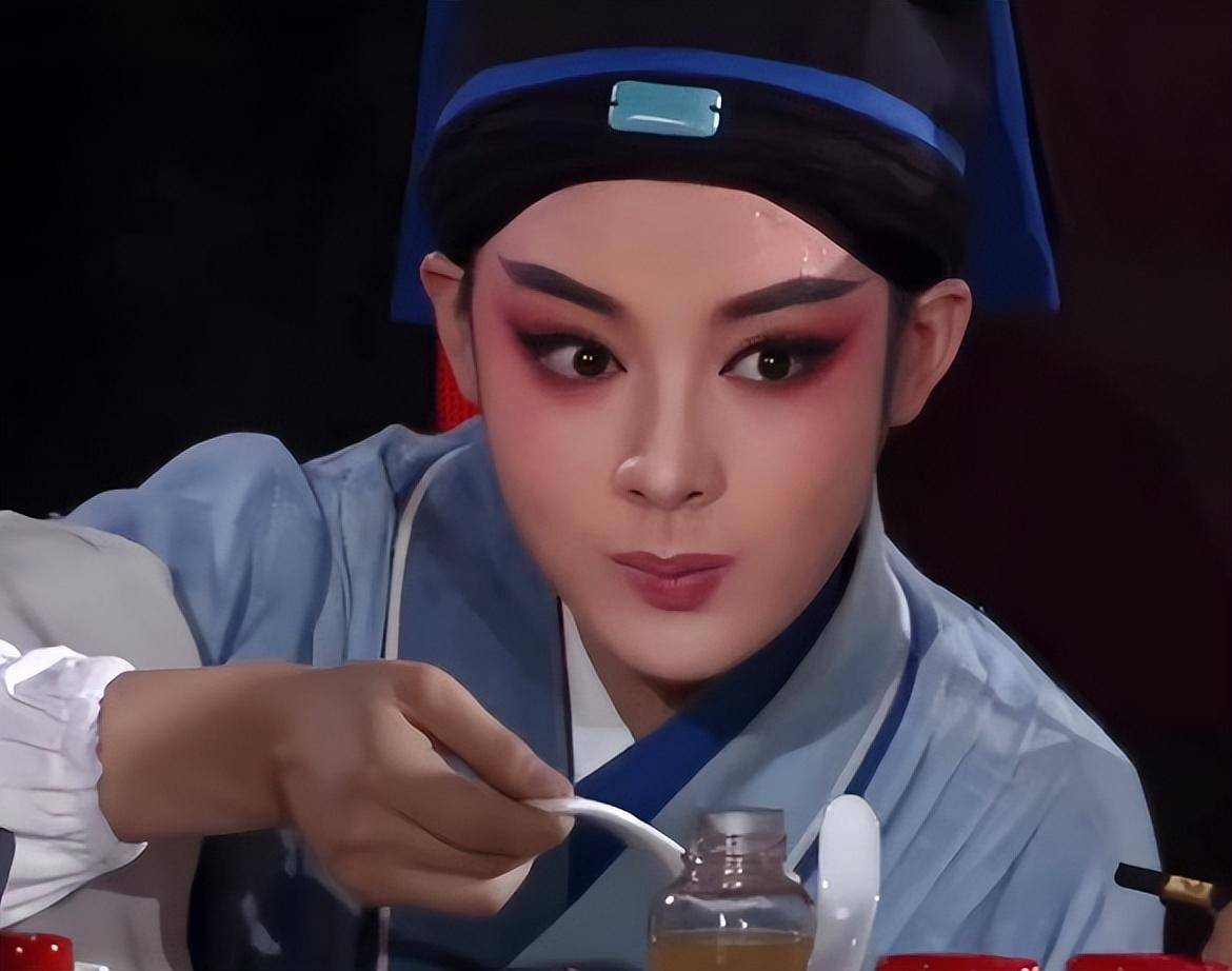 玉面郎君陈丽君:13岁入行学越剧,18年后才爆火,直言自己很普通_舞台