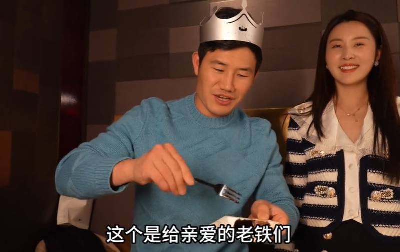 寿星谢孟伟来了,郭珊珊带着2个儿子一起同小推车把一款巧克力蛋糕推