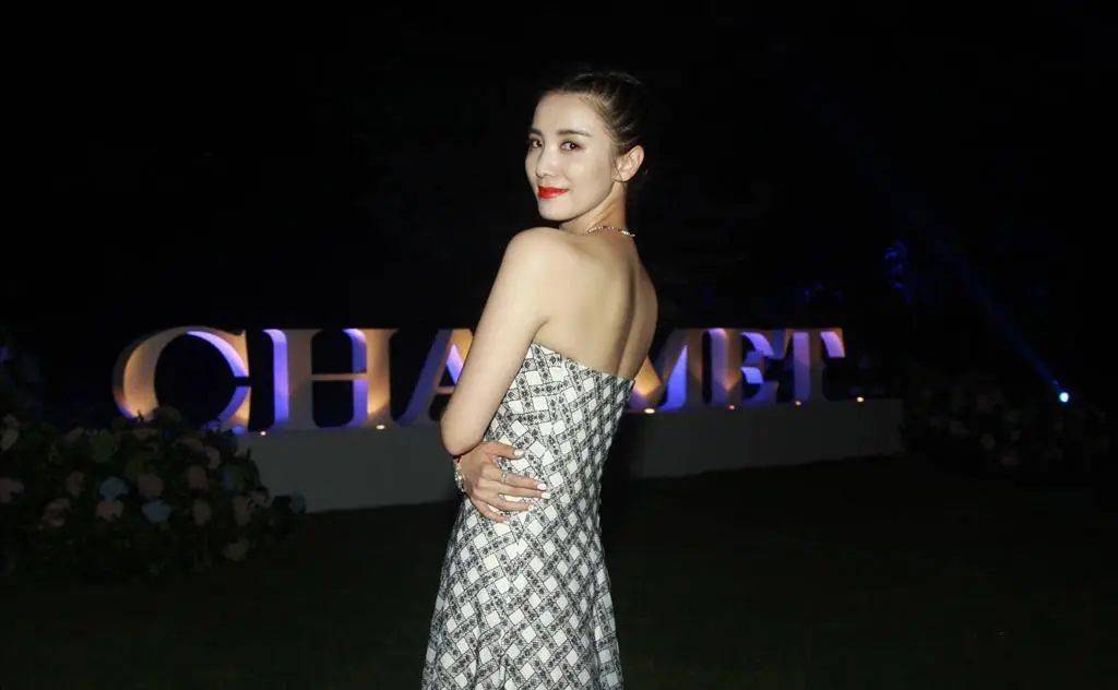 原创宋佳终于不藏了故意穿小码抹胸裙撑凹凸感蜂腰真迷人