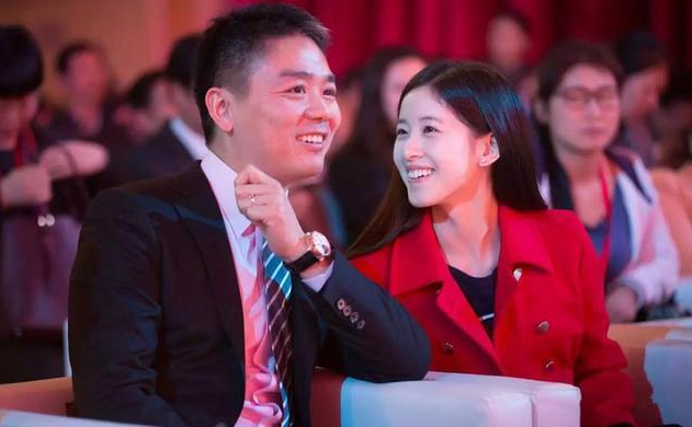 原创刘强东和前妻合体照罕见曝光龚晓京年近50优雅漂亮与刘强东很有