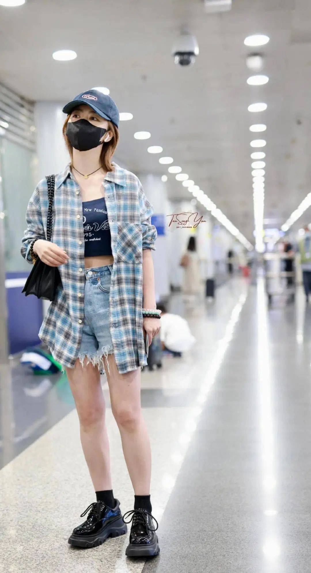 原创谭松韵带火了2024春季穿搭短卫衣阔腿裤乐福鞋时髦又减龄