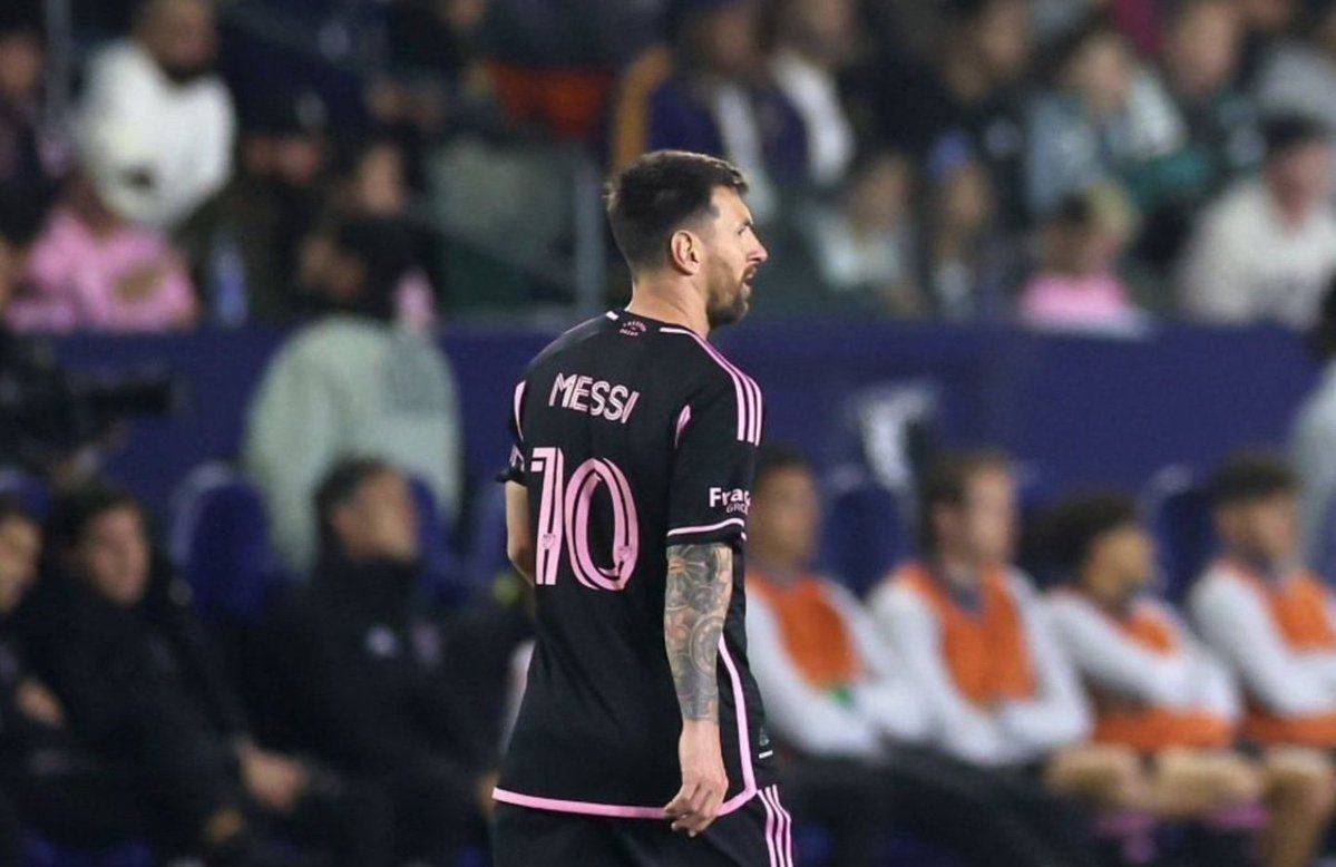 原创巴黎2年后再进欧冠八强梅西躺枪球迷嘲讽他离开后天亮了