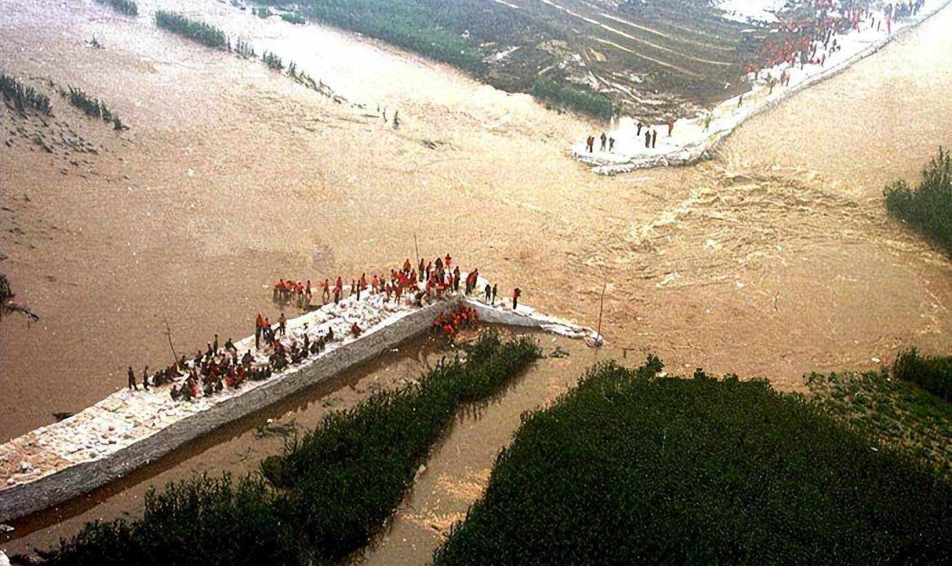 1998年特大洪水,百姓跪地哭喊:求求你们别跳了,房子我们不要了