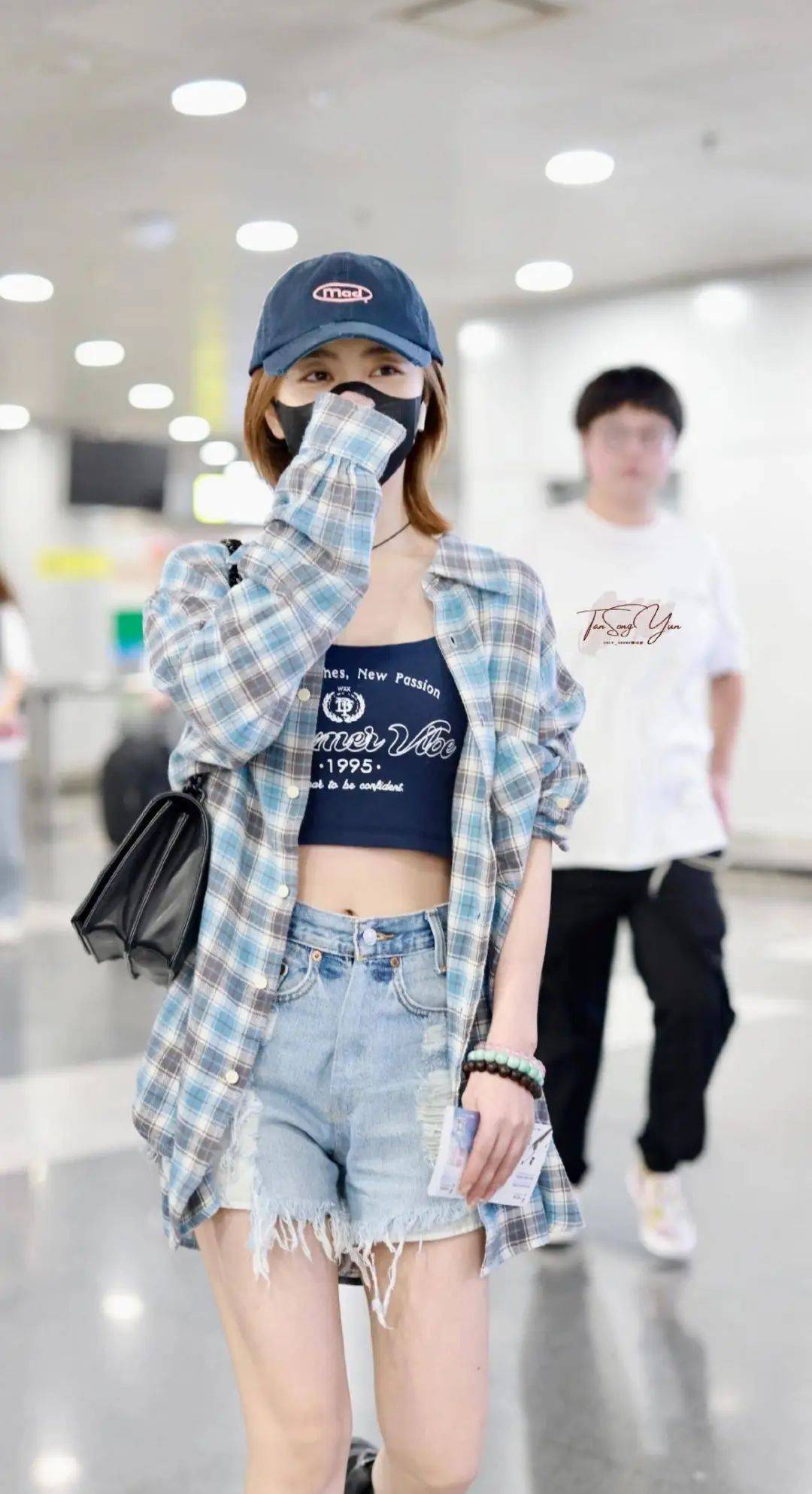 原创谭松韵带火了2024春季穿搭短卫衣阔腿裤乐福鞋时髦又减龄