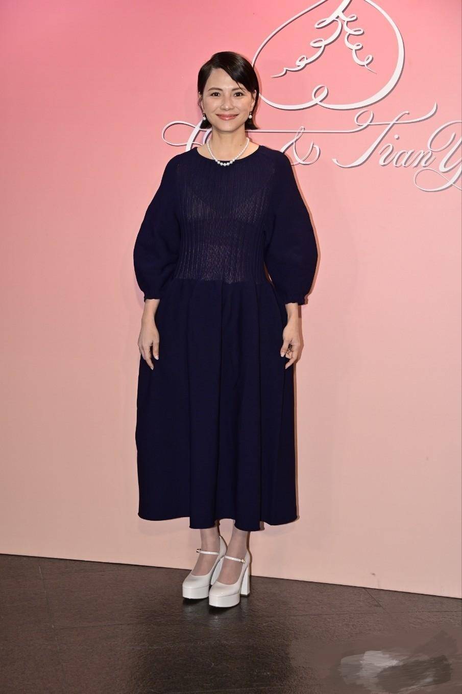 原创张艾嘉儿子大婚宛如颁奖礼61岁何超琼秀大长腿窦靖童不让拍照