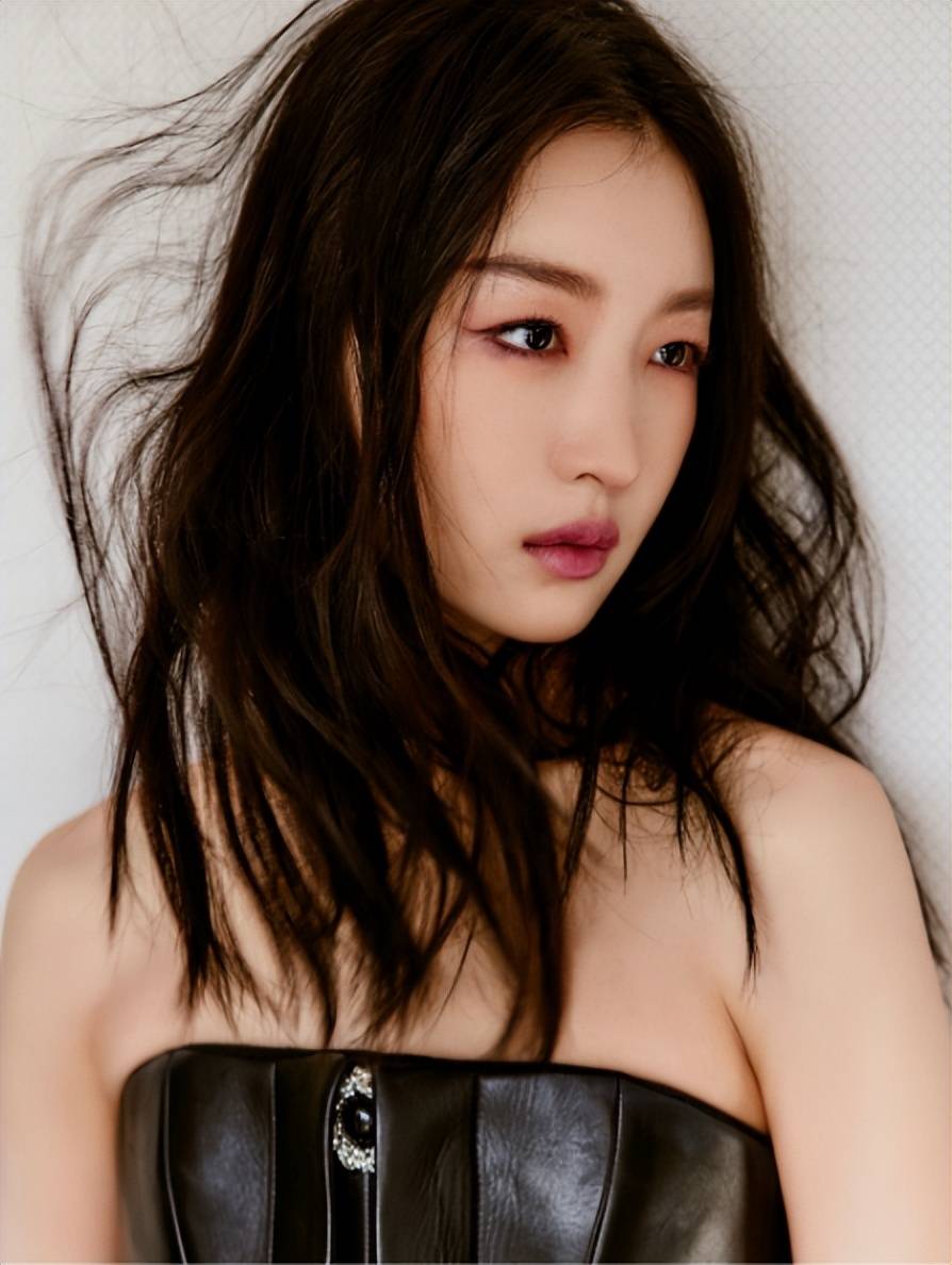 女王范:周冬雨抹胸皮裙亮相, 性感又迷人 !_作为一个_感情_网友