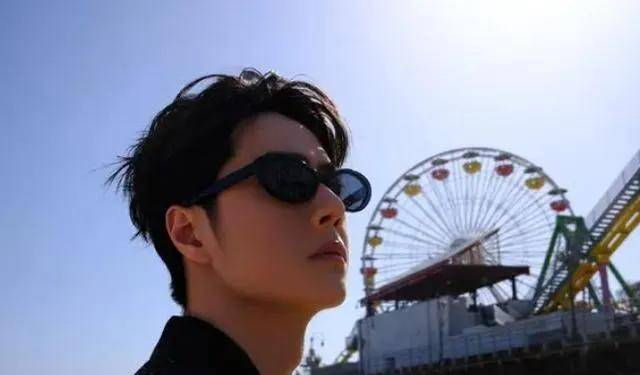 王一博黑t恤牛仔裤装扮散发迷人魅力营业才华再获粉丝热赞