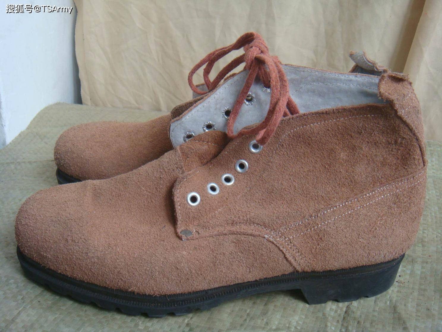 80~90年代又到了六十年代中期,结合之前的翻毛皮靴和上一代55式伞兵靴