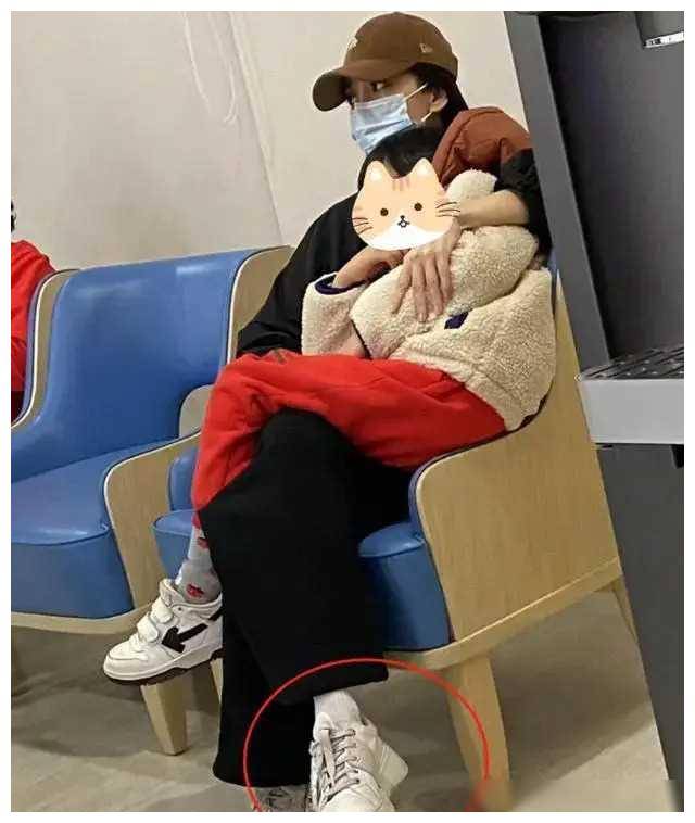 杨颖全家福7岁小海绵正脸照曝光惊人相似黄晓明