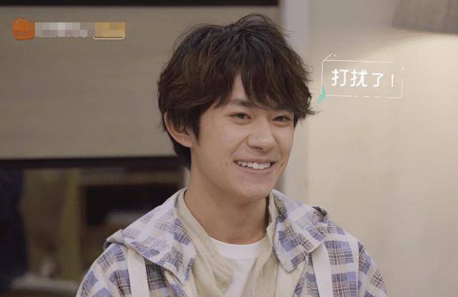 原创长胖真的会显老易烊千玺胖十斤后穿校服合照何炅差距大