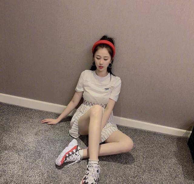 原创虞书欣晒私服照穿白蓝条纹衫演绎百变风格身材太优越了