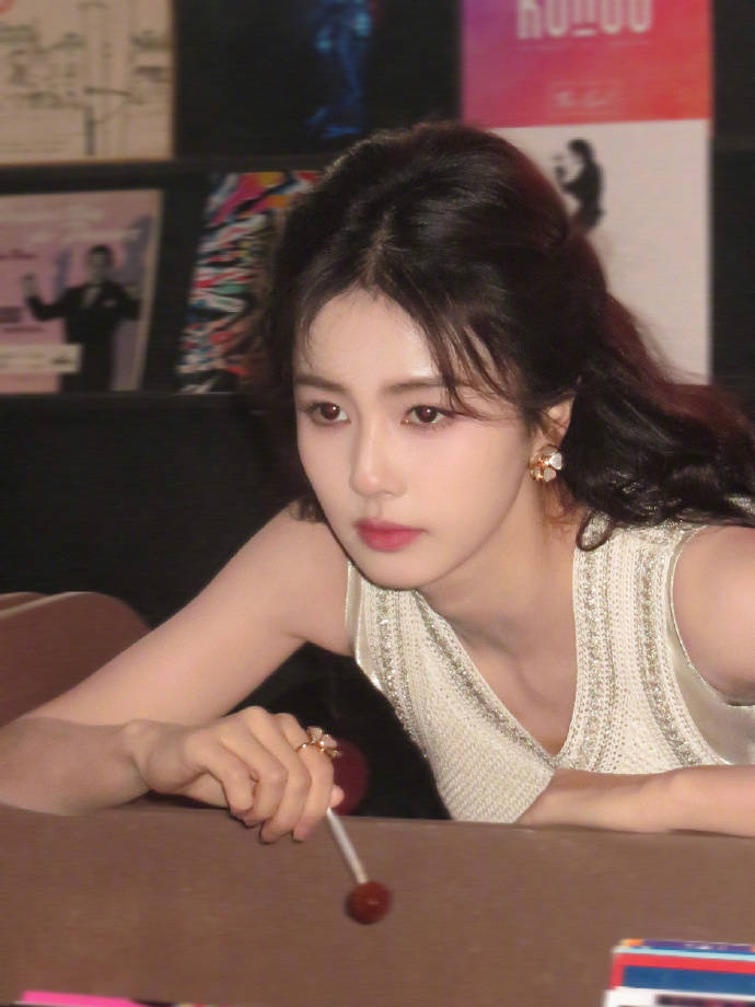 原创白鹿晒照清纯甜美宛如初恋手拿棒棒糖恬静迷人眼神坚定有魅力