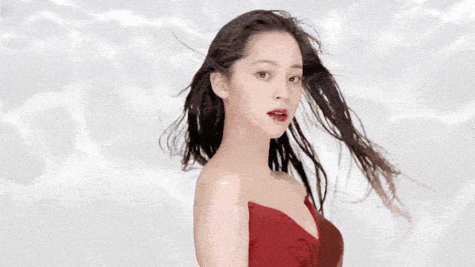 原创欧阳娜娜解锁拍照新技巧黑t恤配健美短裤和洗衣机合照好酷