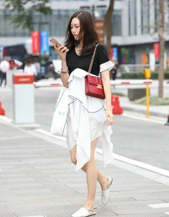 原创黑白连衣裙搭配红色时尚单肩包穿上清新而不失少女感