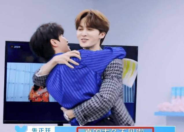 原创朱正廷出席青2当见到蔡徐坤的第一反应感情好坏一望而知