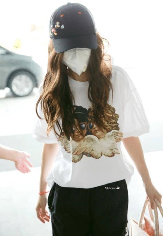 杨颖早前旧照流出,穿抹茶绿"鱼鳞裙"走红毯,笑起来好勉强_黑色_穿着