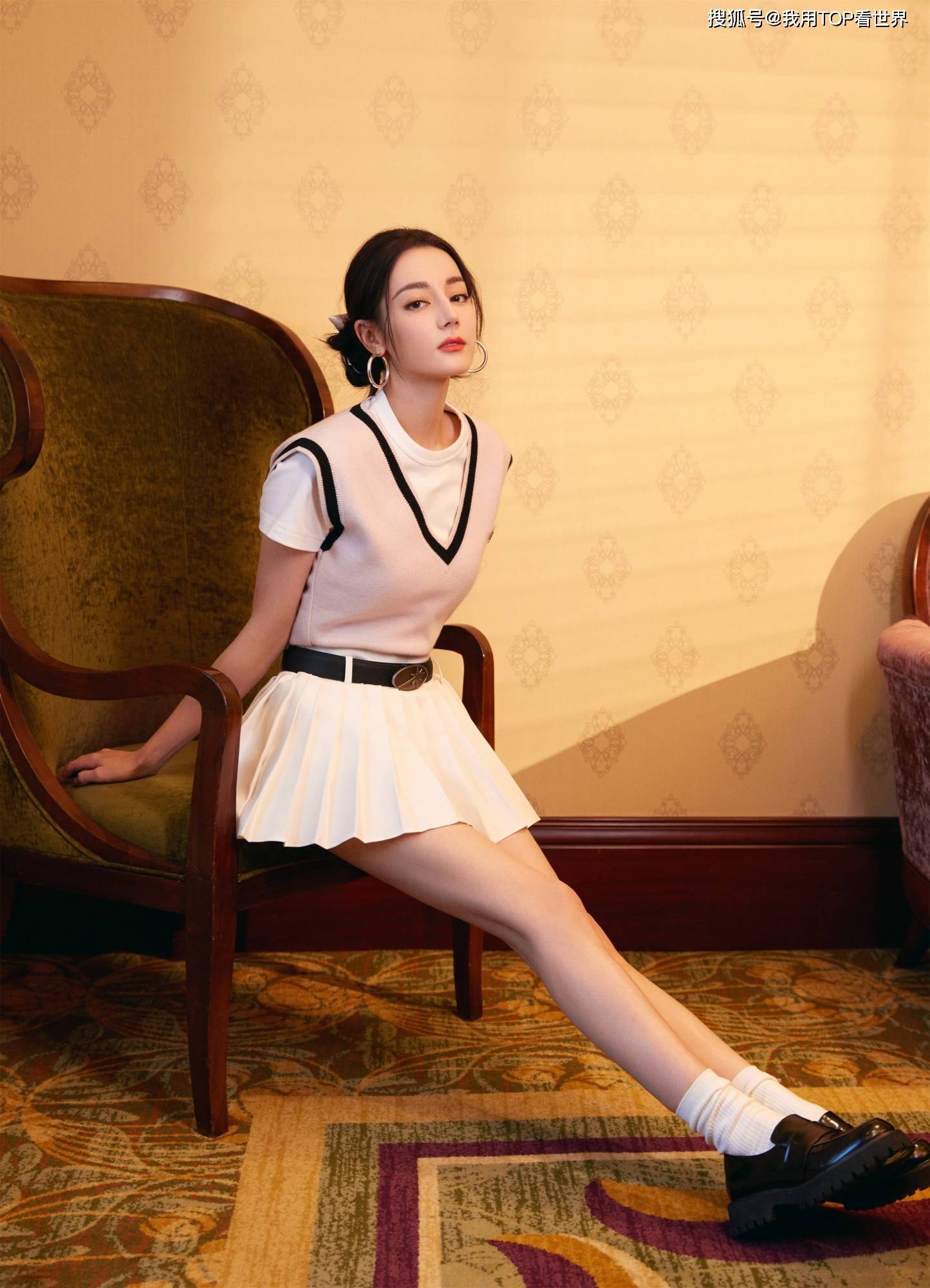 迪丽热巴写真大赏引热议,炸裂演技与吸睛身材,娱乐圈新星如何展现双重