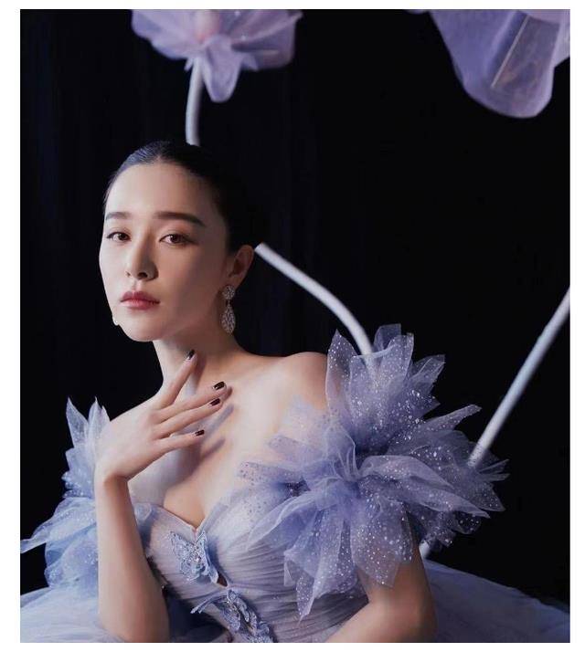 阚清子清新蓝绿抹胸裙散发女神魅力清纯又迷人