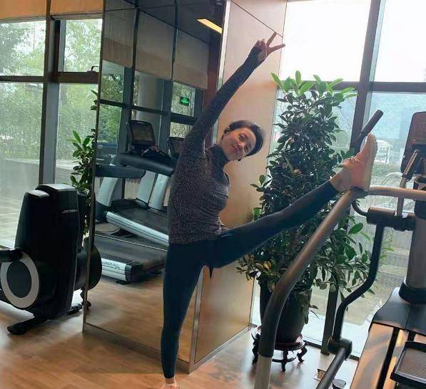 43岁孙莉穿运动裤秀一字马,身材性感素颜也超美_孙俪_运动服_款式