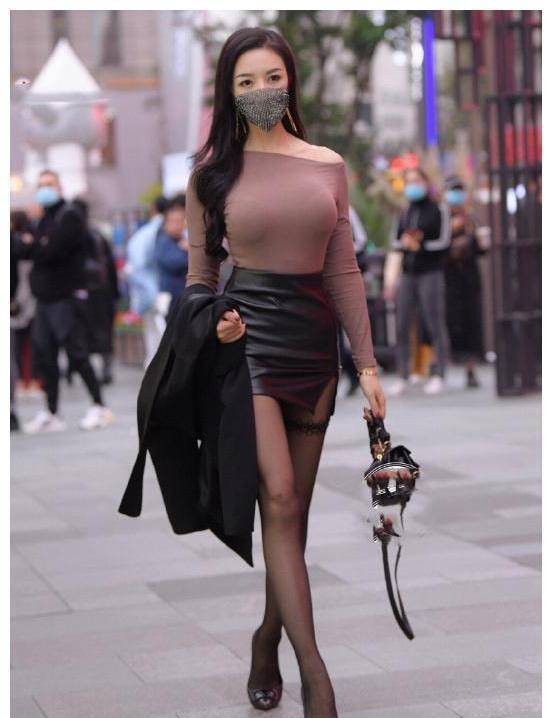 原创黑短裙如何搭配街头美女的女神范儿展现凹凸身材