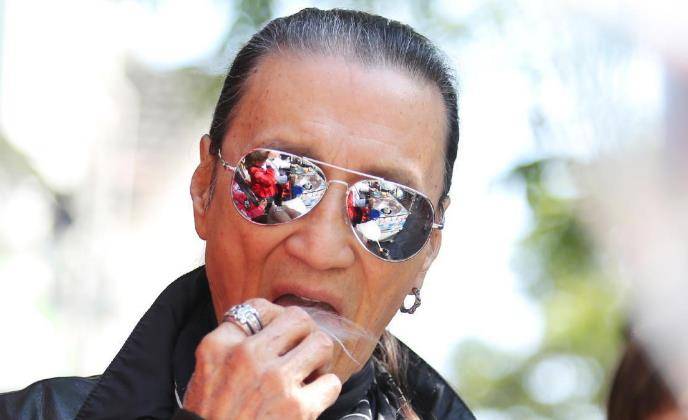 原创84岁谢贤摘掉墨镜新片宣传真面目老态尽显瘦成皮包骨