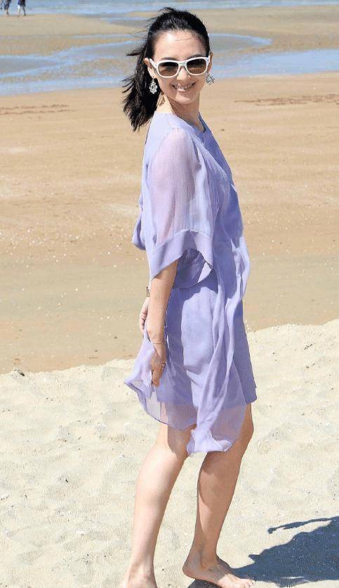 原创章子怡沙滩照惊艳了穿紫色连衣裙甜美减龄难怪汪峰那么爱她