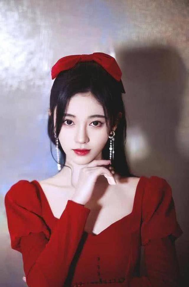 原创当初嫌她丑现在追成狗看看鞠婧祎的旧照后再对比现在差距好大