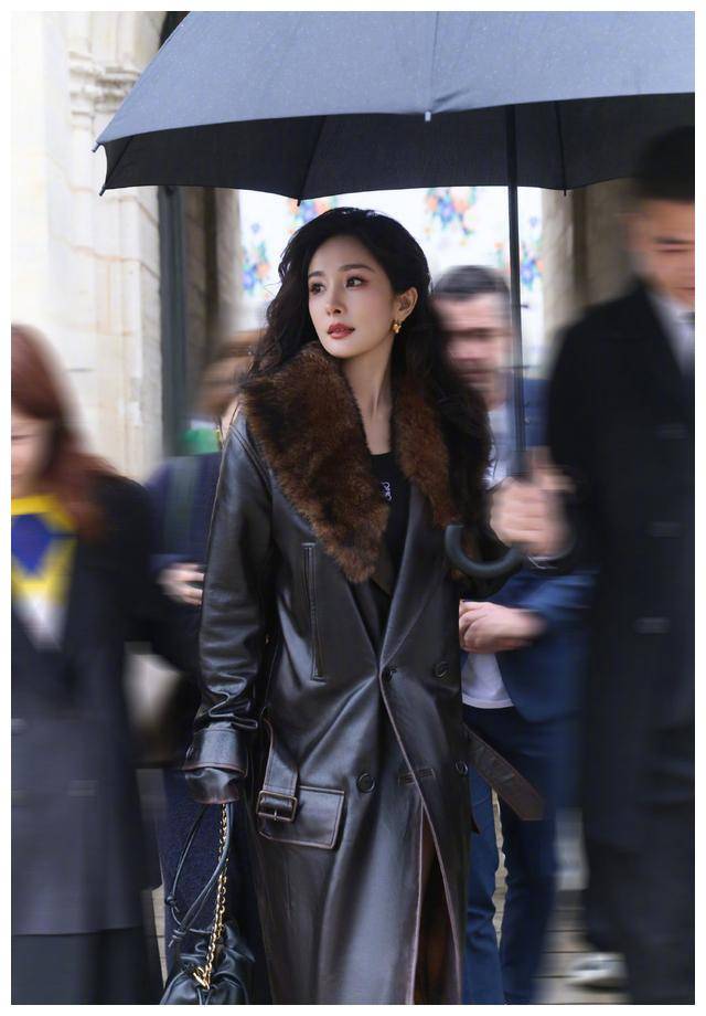 杨幂巴黎时装周穿上貂皮大衣,优雅迷人,引发关注!