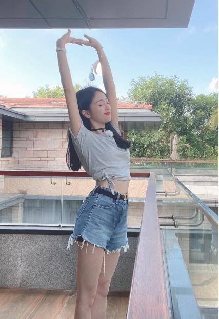 原创身高166的吴宣仪腿有多长看到她穿牛仔裤在栏杆旁拍照我服了