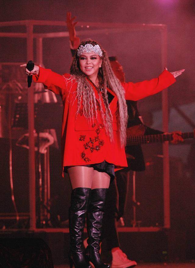 削肩的宽松红色西装,搭配黑色的过膝长靴,秀出双腿比较纤细的地方,这