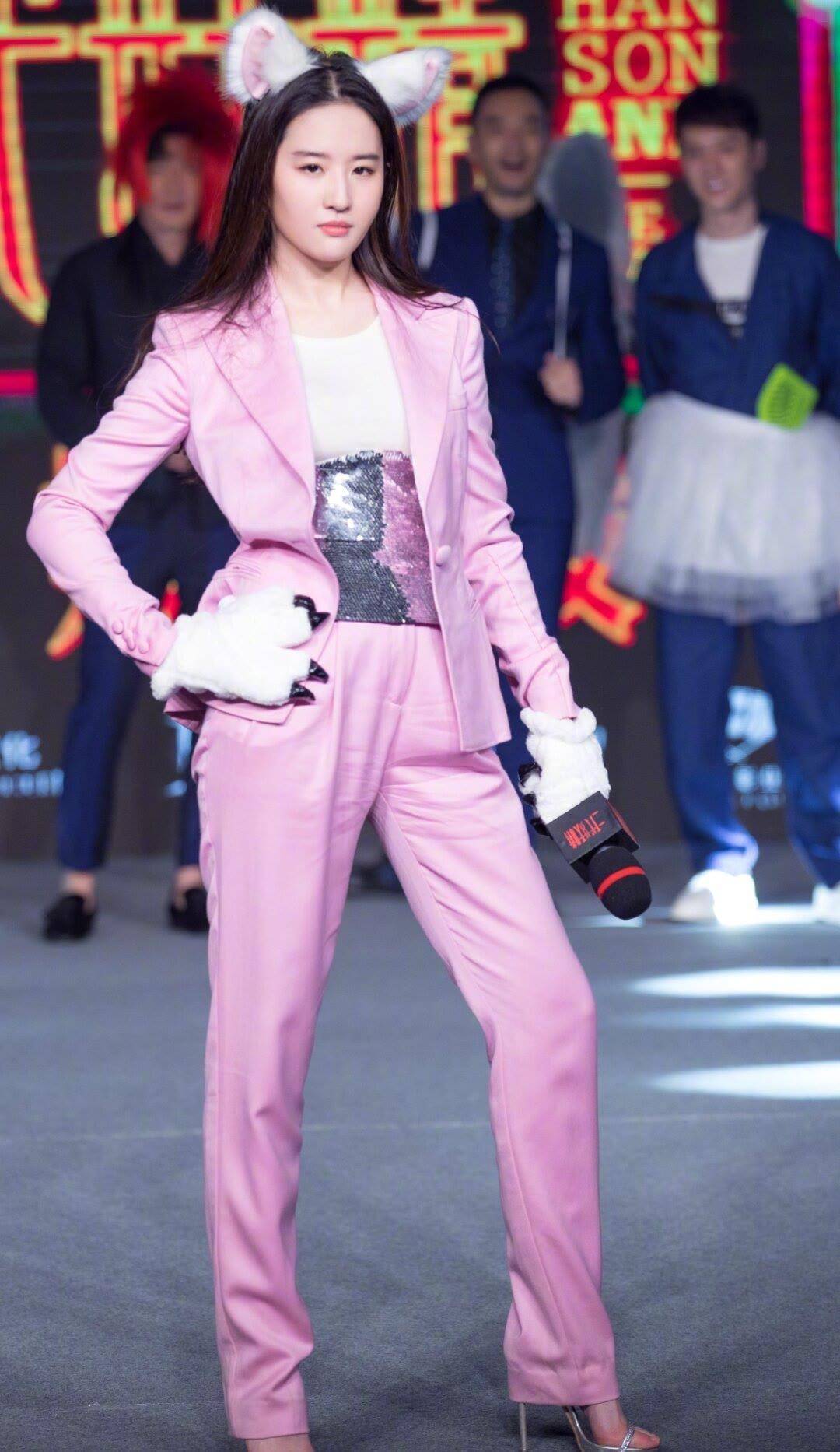 原创刘亦菲近照太惊艳黑色外套陪短裙尽显美腿网友让人着迷