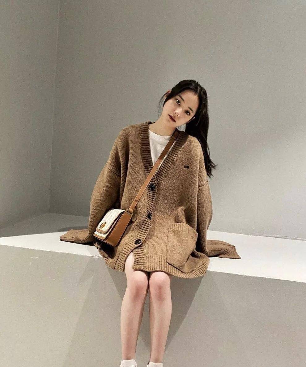 原创欧阳娜娜的校园风穿搭火了学生党照着学时尚百搭易上手