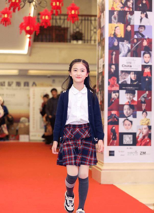 原创她曾被誉为最美童星11岁近照穿搭成这样你还能认出她吗